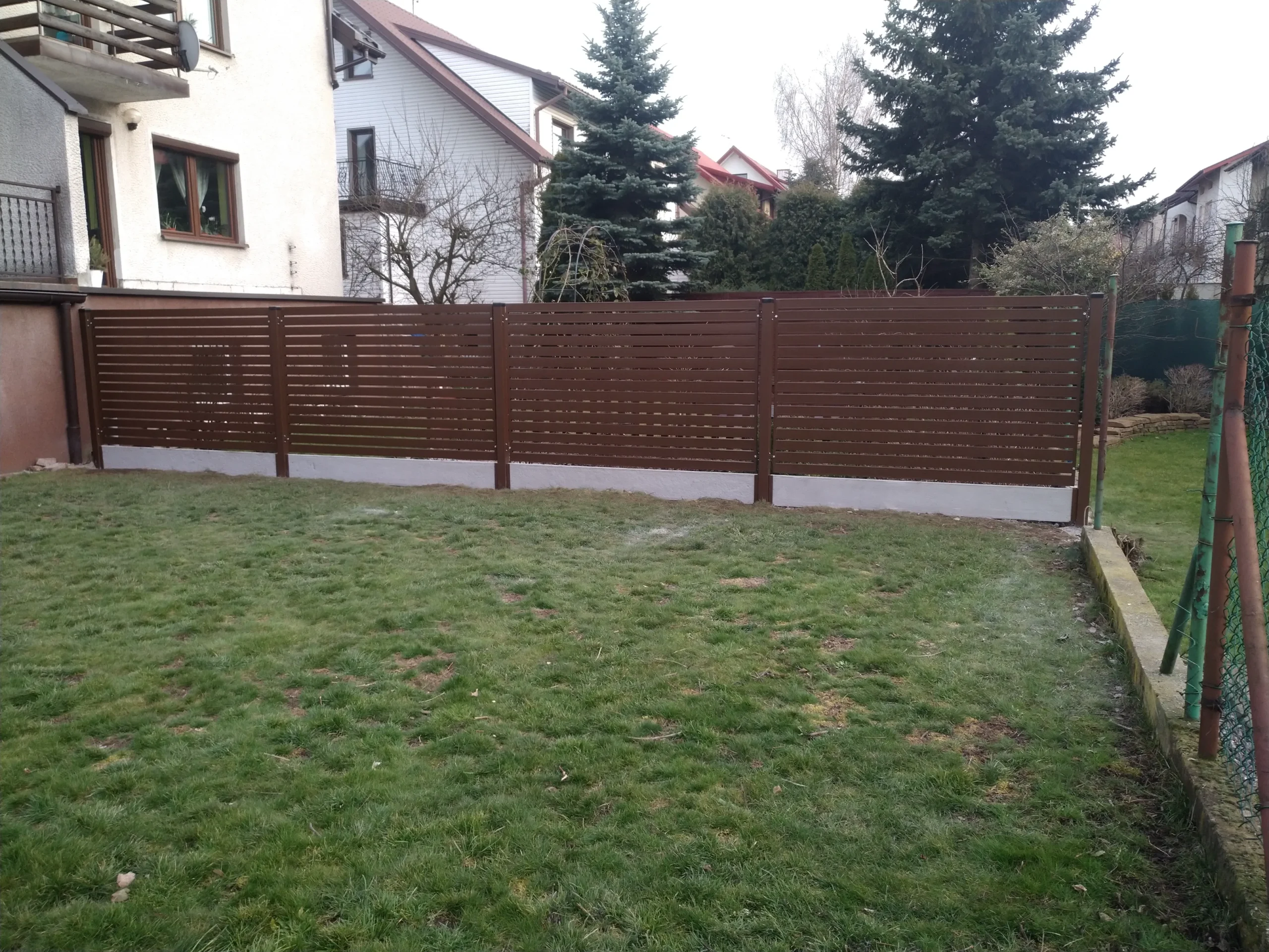 zdjęcie ogrodzenie palisadowe