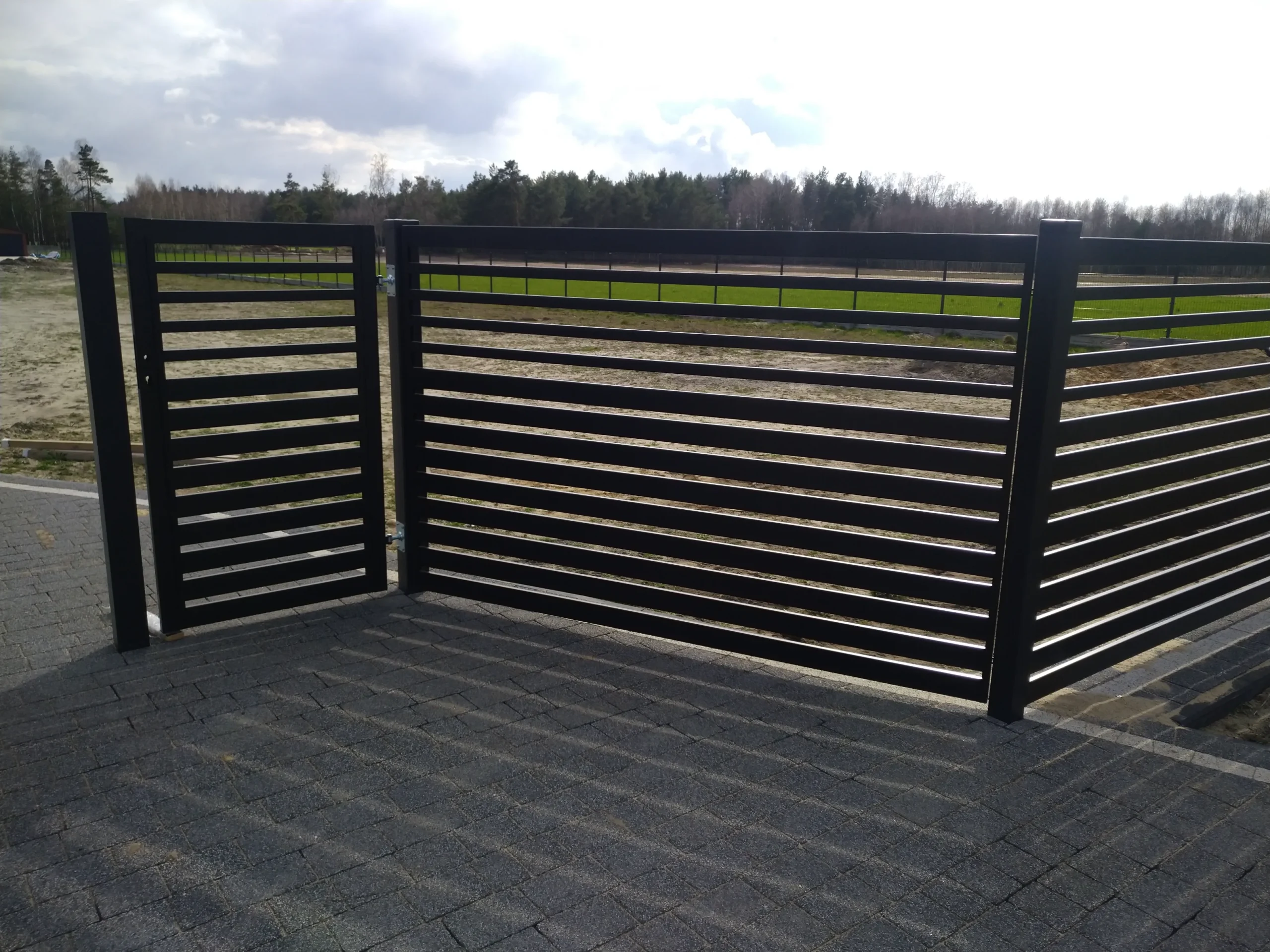 zdjęcie ogrodzenie palisadowe