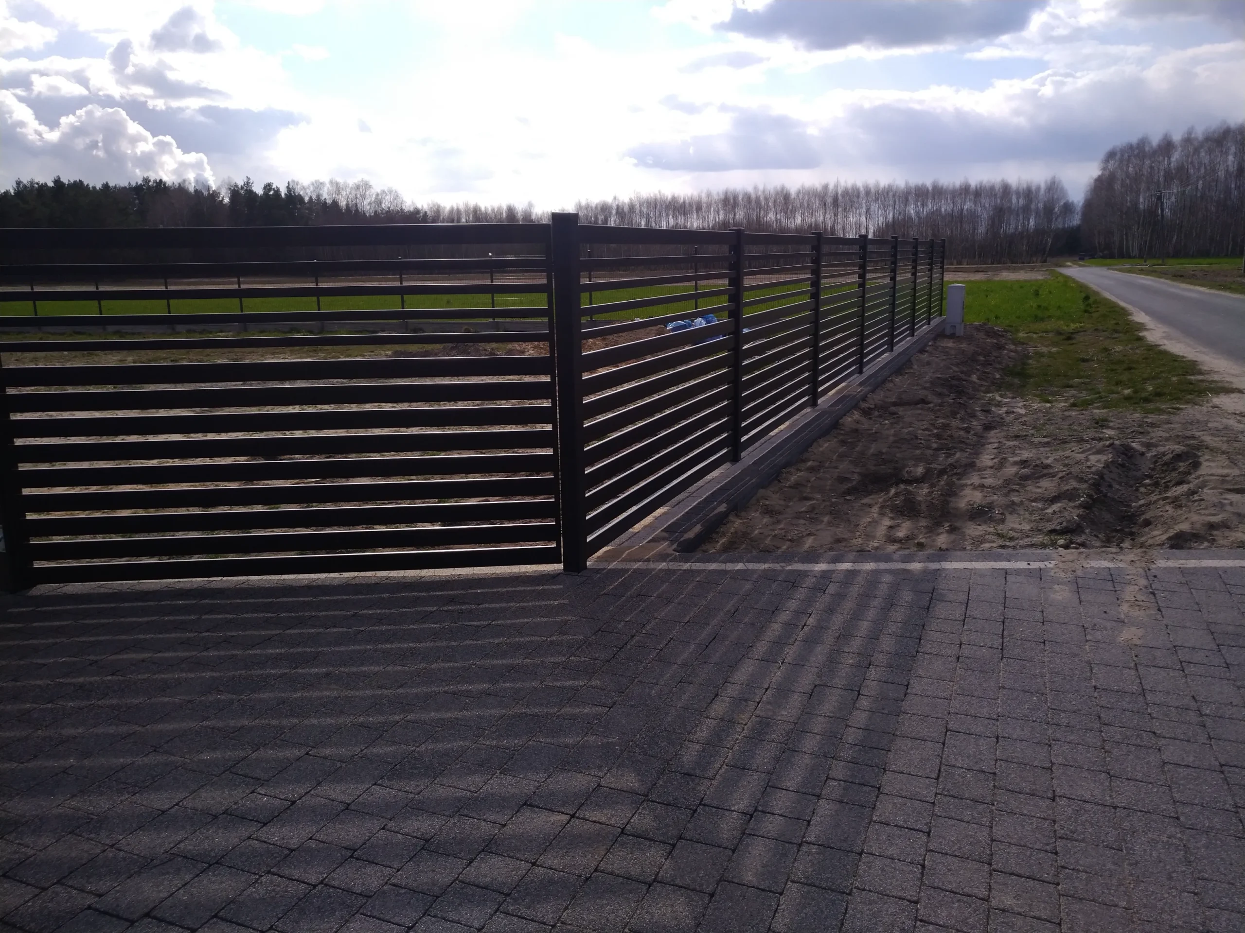 zdjęcie ogrodzenie palisadowe