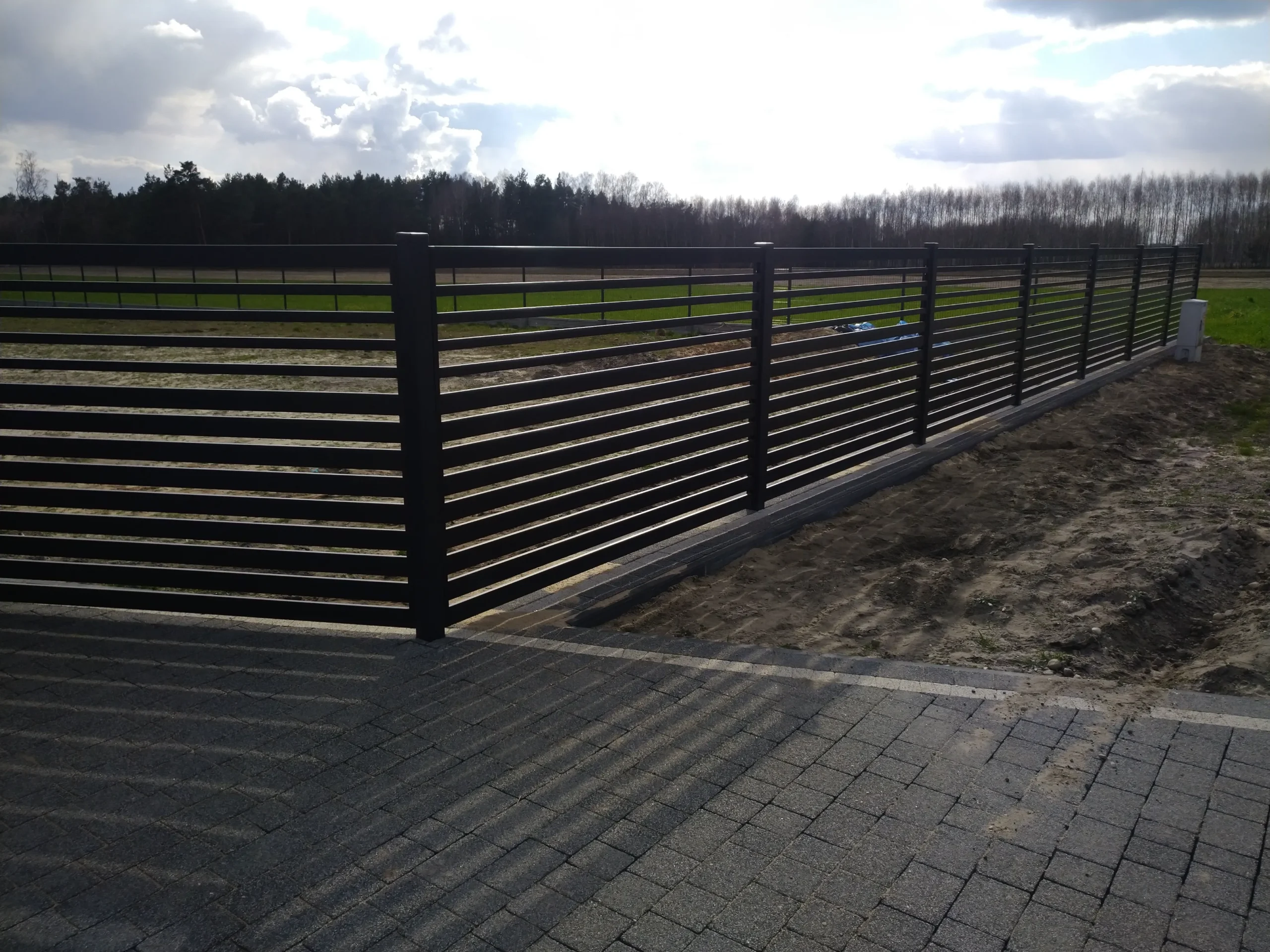 zdjęcie ogrodzenie palisadowe