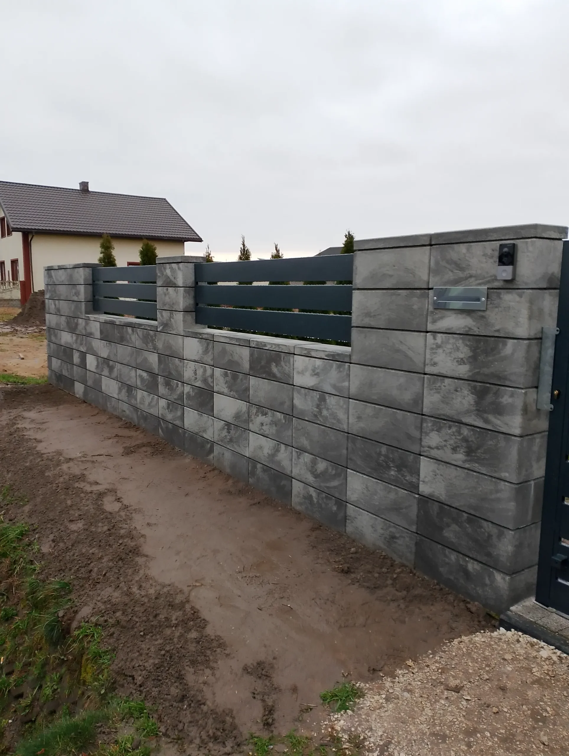 zdjęcie ogrodzenia z bloczków