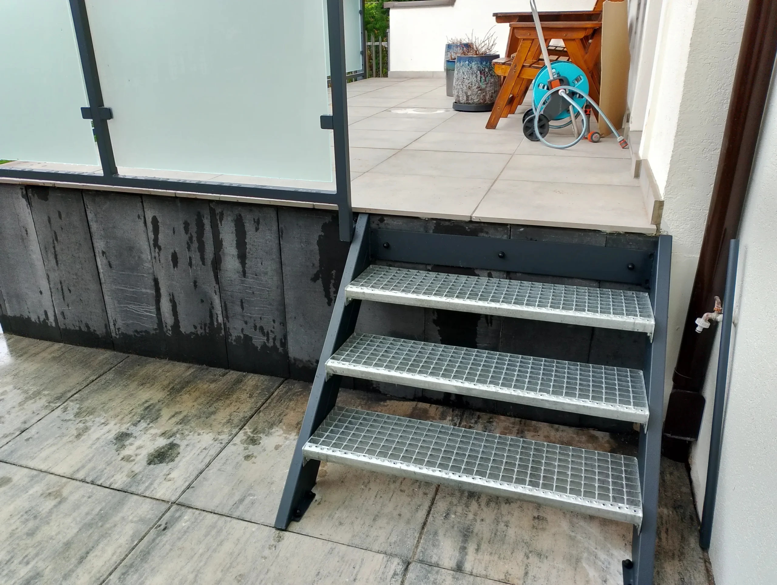 zdjęcie - schody metalowe